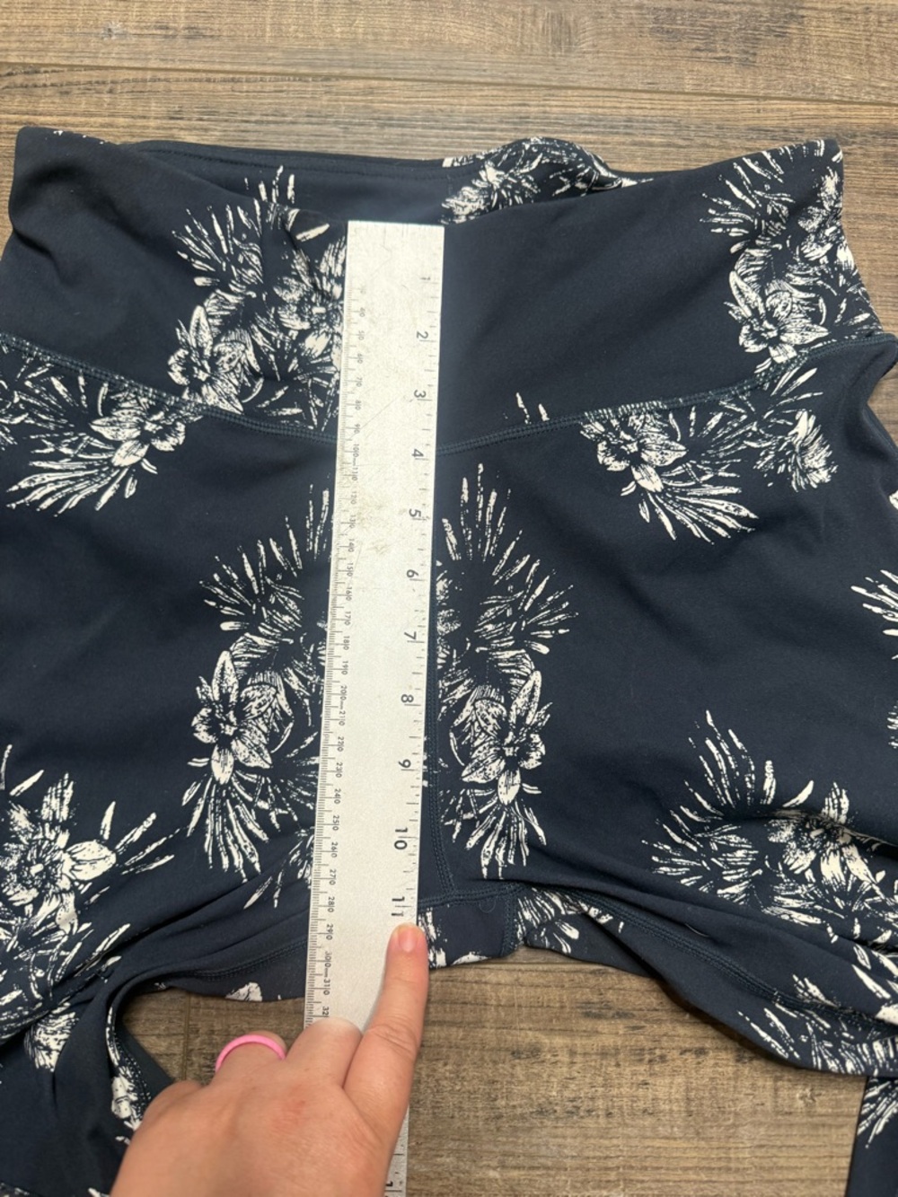 Vuori Navy Leggings with White Floral Print Women's Size Large Athletic - Picture 9 of 10